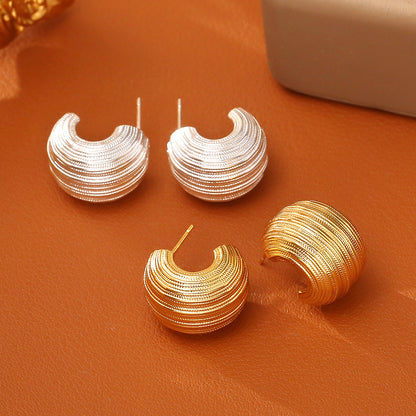 金色拉絲誇張耳釘－商品主圖｜https://igowo.tw/