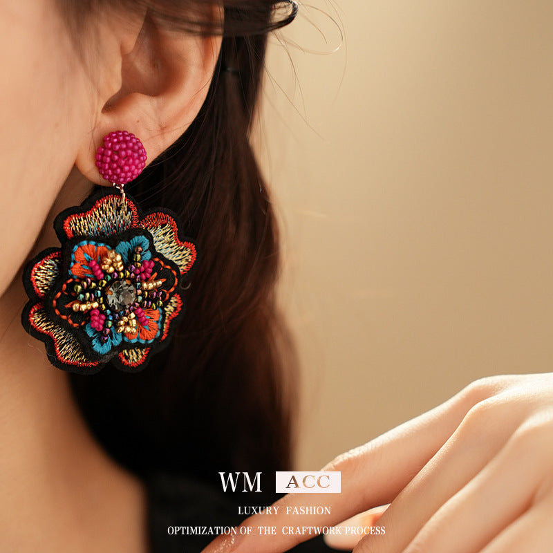 彩色串珠花朵刺繡耳釘－6#銀針-紫色款細節2｜https://igowo.tw/
