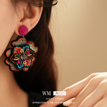 彩色串珠花朵刺繡耳釘－6#銀針-紫色款細節2｜https://igowo.tw/
