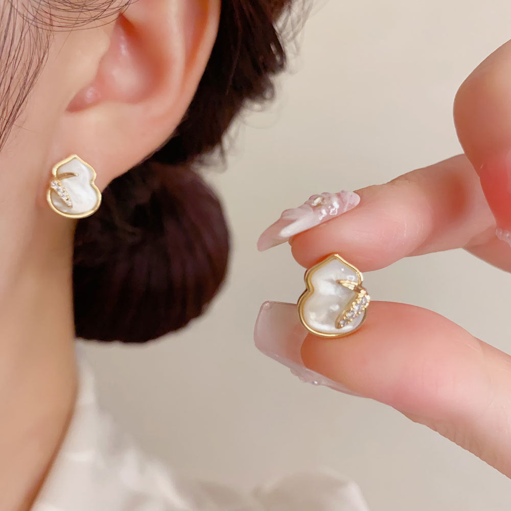 S925貝母竹節葫蘆小巧耳釘－第二視角實拍｜https://igowo.tw/
