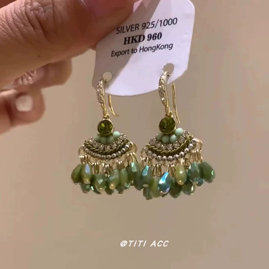綠色水晶水滴流蘇耳環－商品主圖｜https://igowo.tw/