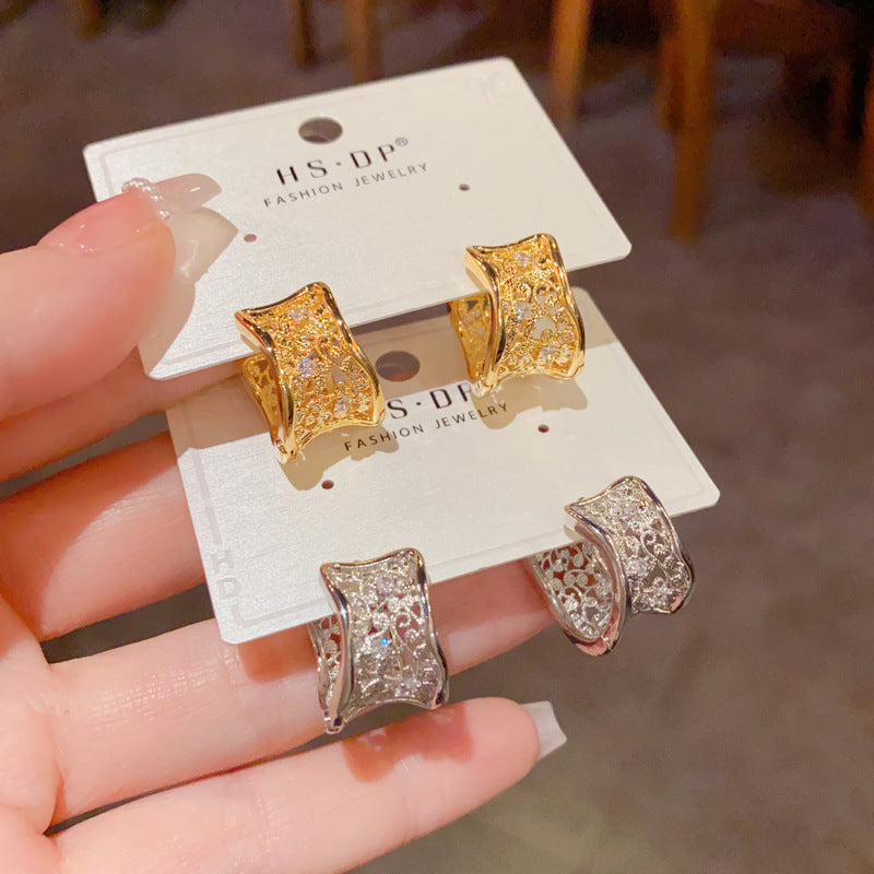 金屬不規則鏤空耳扣－商品主圖｜https://igowo.tw/