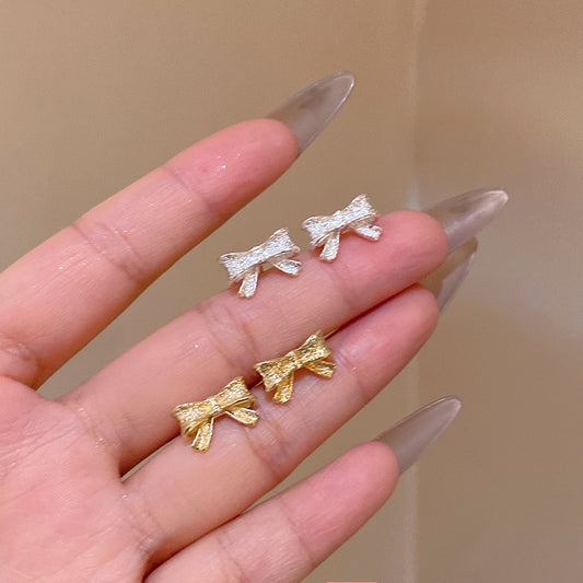 金屬蝴蝶結小巧耳釘－商品主圖｜https://igowo.tw/