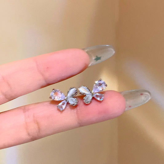 貓眼石蝴蝶不對稱耳釘－商品主圖｜https://igowo.tw/