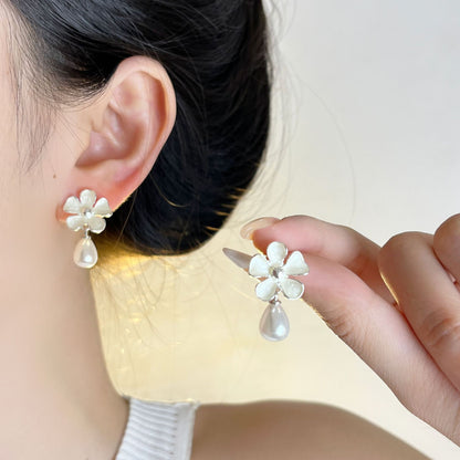 珍珠花朵耳釘－細節特寫3｜https://igowo.tw/