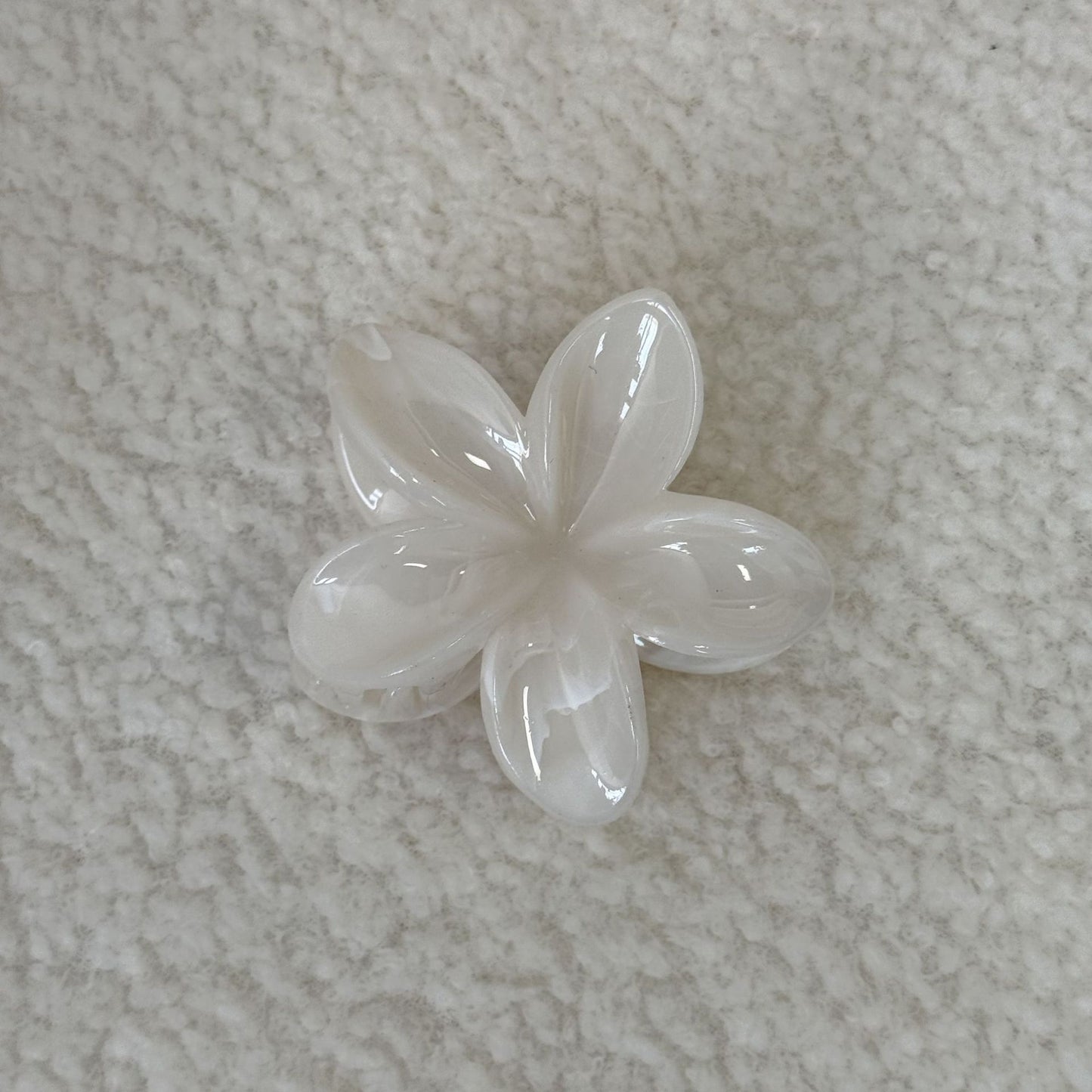 暈染簡約鯊魚夾－黃色雞蛋花款細節｜https://igowo.tw/