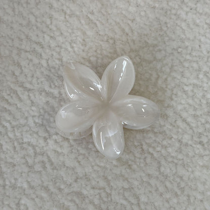 暈染簡約鯊魚夾－黃色雞蛋花款細節｜https://igowo.tw/