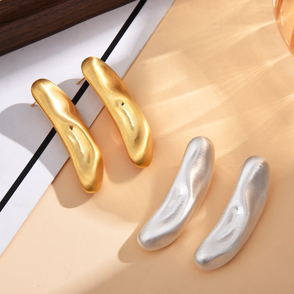 金屬不規則不對稱耳釘－B款/銀拉絲款細節2｜https://igowo.tw/