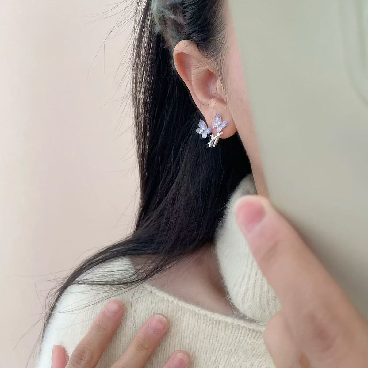 彩色珍珠蝴蝶立體耳釘－商品主圖｜https://igowo.tw/