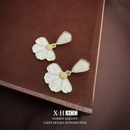 白色琺瑯花朵耳釘－商品主圖｜https://igowo.tw/
