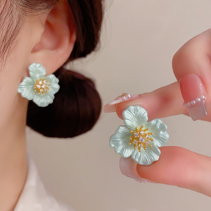 鋯石山茶花簡約耳釘－商品主圖｜https://igowo.tw/