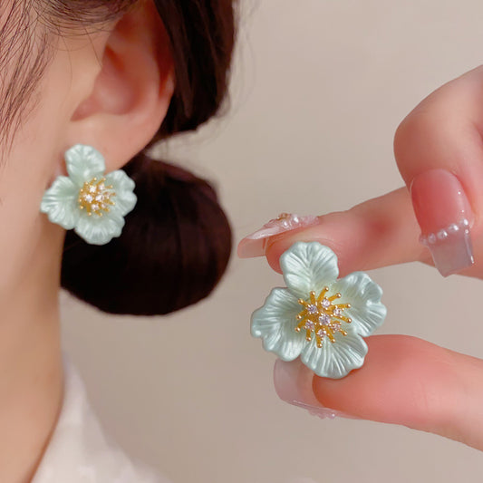 鋯石山茶花簡約耳釘－商品主圖｜https://igowo.tw/