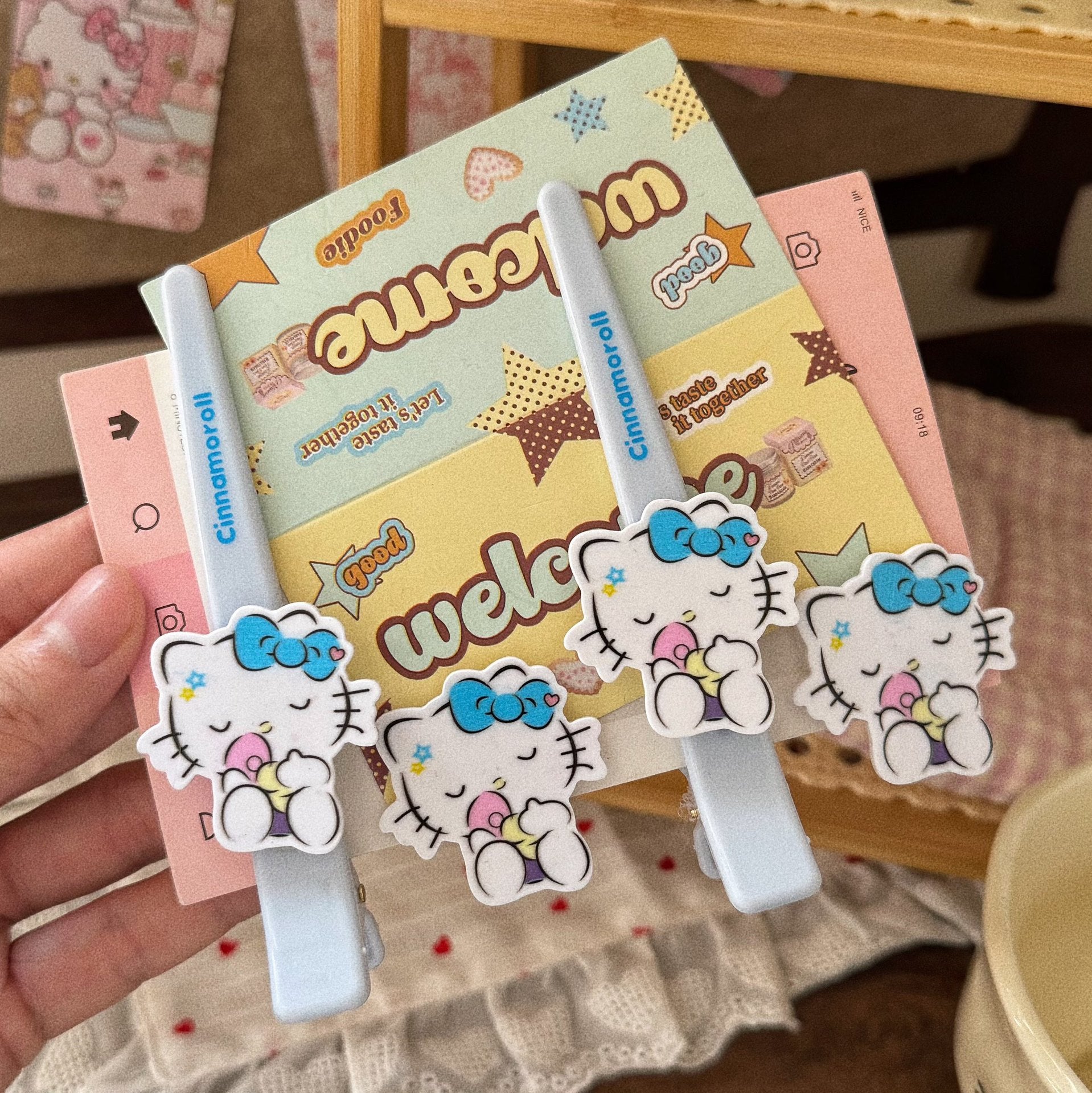 藍色壓克力領結髮夾－商品主圖｜https://igowo.tw/
