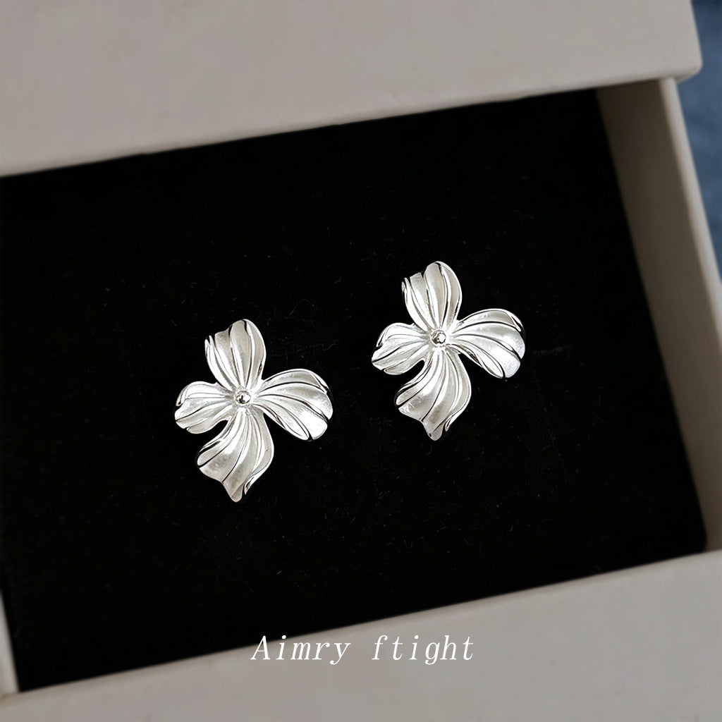 白色花朵簡約耳釘－商品主圖｜https://igowo.tw/