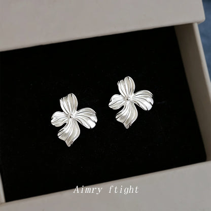白色花朵簡約耳釘－商品主圖｜https://igowo.tw/
