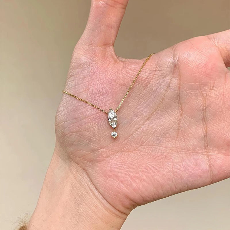 鋯石水滴墜飾小巧項鍊－商品主圖｜https://igowo.tw/