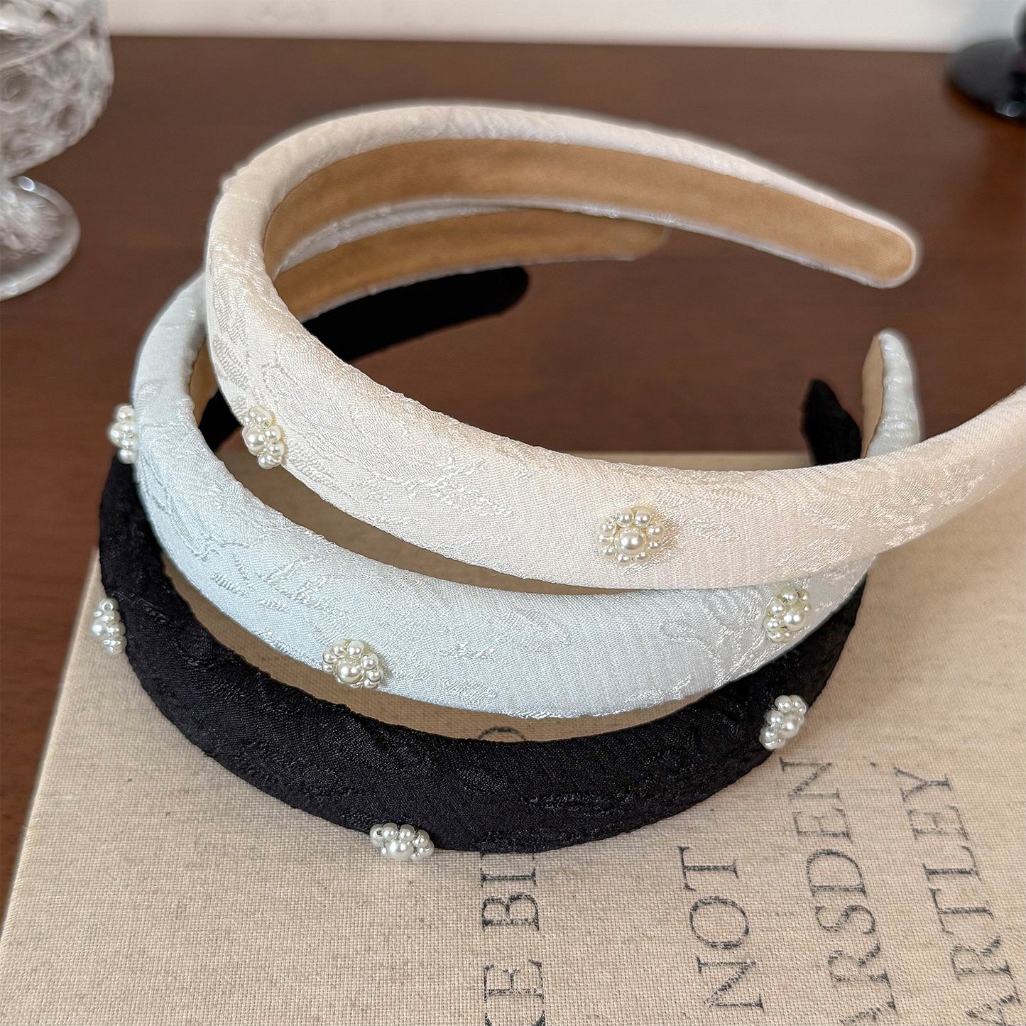 珍珠花朵刺繡髮箍－米白色款細節｜https://igowo.tw/