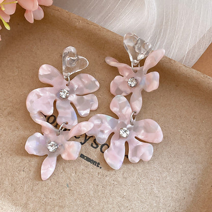 白色樹脂花朵簡約耳釘－細節特寫11｜https://igowo.tw/