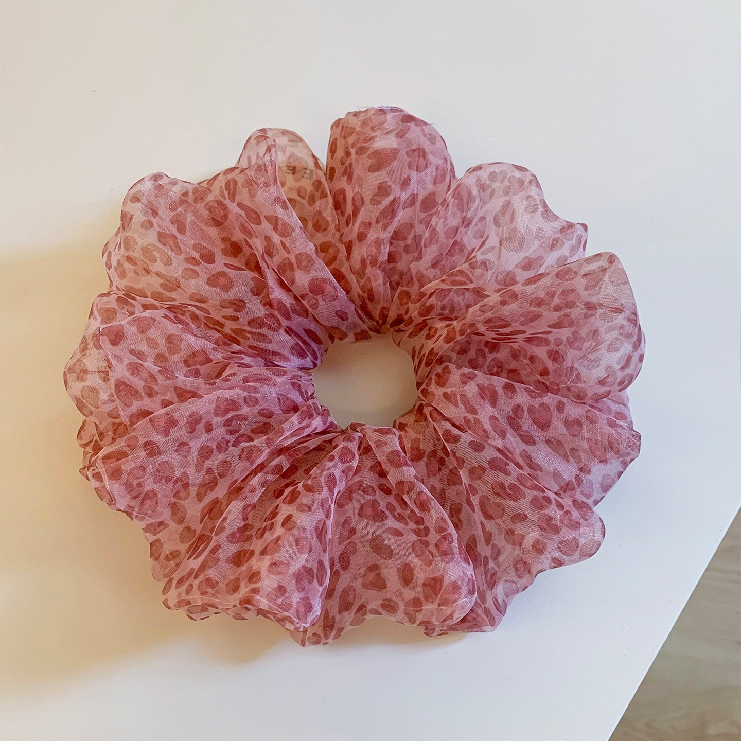 粉色網紗豹紋髮圈－咖色款細節｜https://igowo.tw/