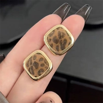 壓克力豹紋簡約耳釘－細節特寫19｜https://igowo.tw/