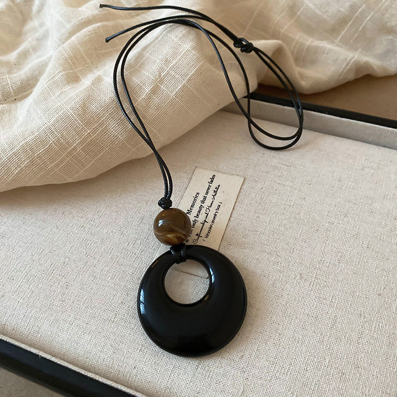 皮革串珠墜飾長版項鍊－8#項鍊-咖色款細節｜https://igowo.tw/