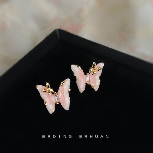 粉色琺瑯蝴蝶耳環－商品主圖｜https://igowo.tw/