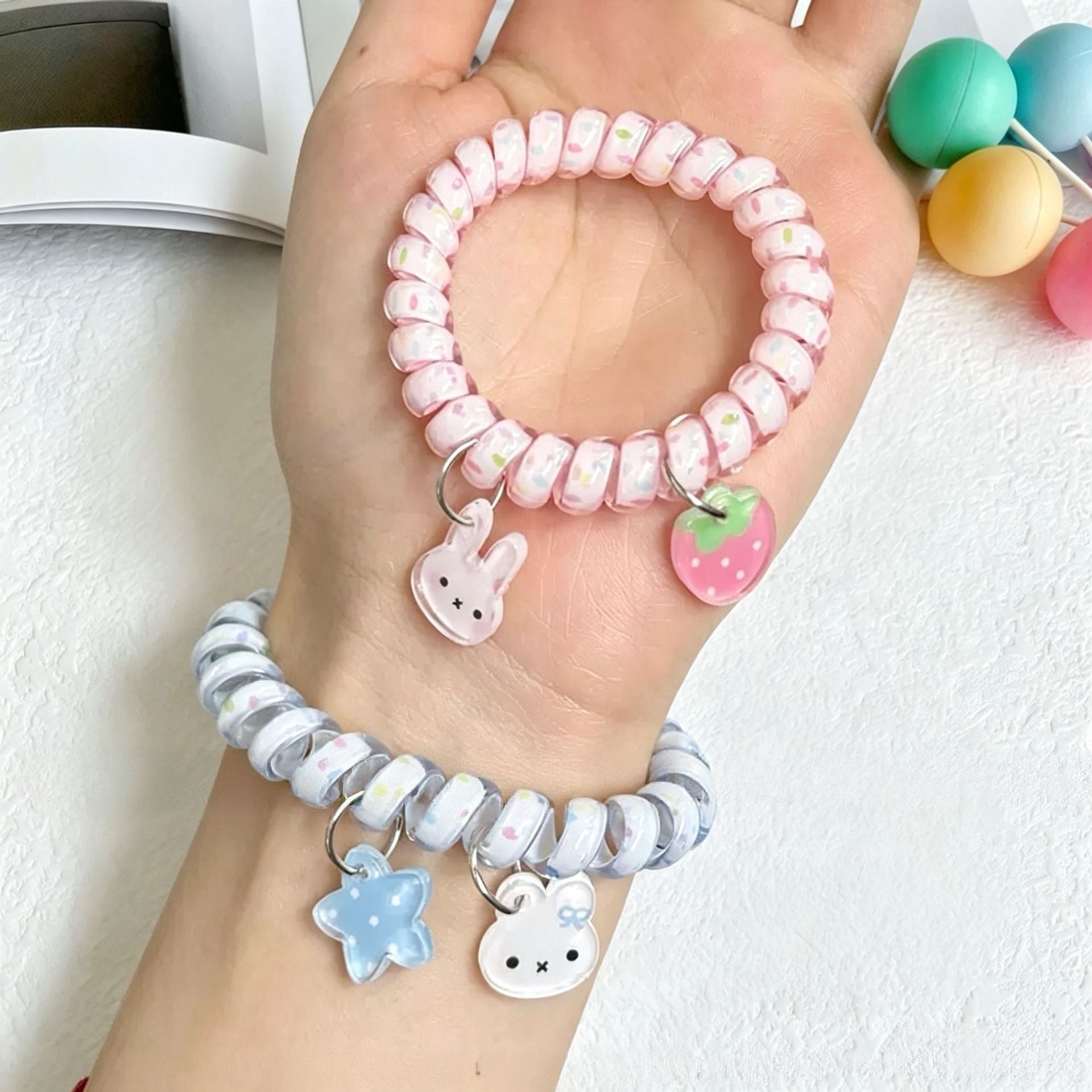彈力繩草莓兔子髮圈－商品主圖｜https://igowo.tw/