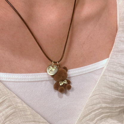 棕色絨面小熊墜飾項鍊－細節特寫2｜https://igowo.tw/