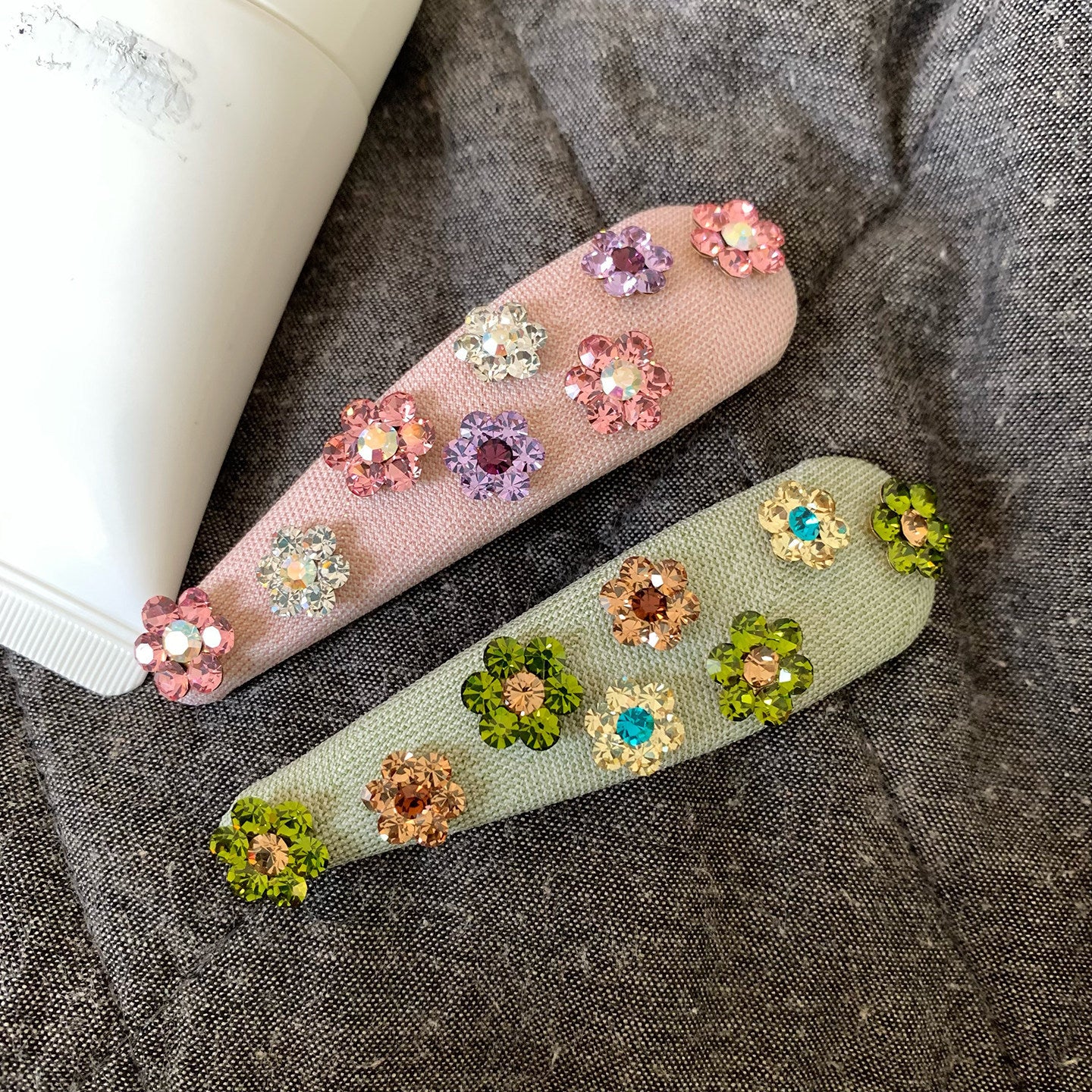 水晶鋯石花朵水滴髮夾－咖色款細節｜https://igowo.tw/