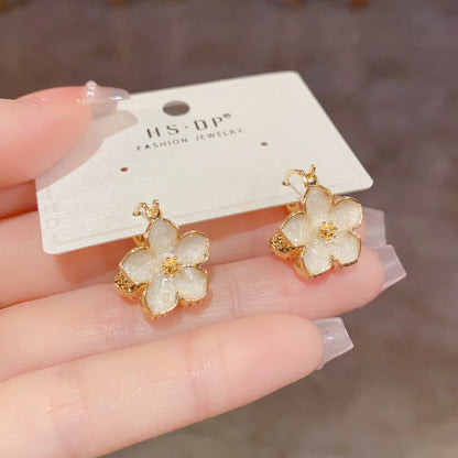 鋯石花朵雙面簡約耳扣－細節特寫1｜https://igowo.tw/