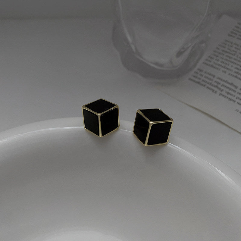 黑色鋯石銀針花朵耳環－細節特寫46｜https://igowo.tw/