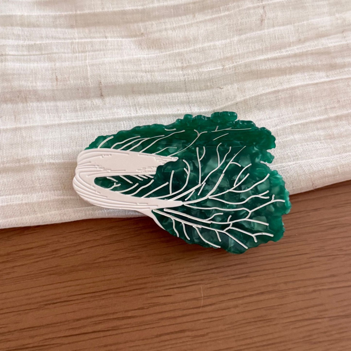 醋酸板材復古鯊魚夾－深綠白菜款細節｜https://igowo.tw/