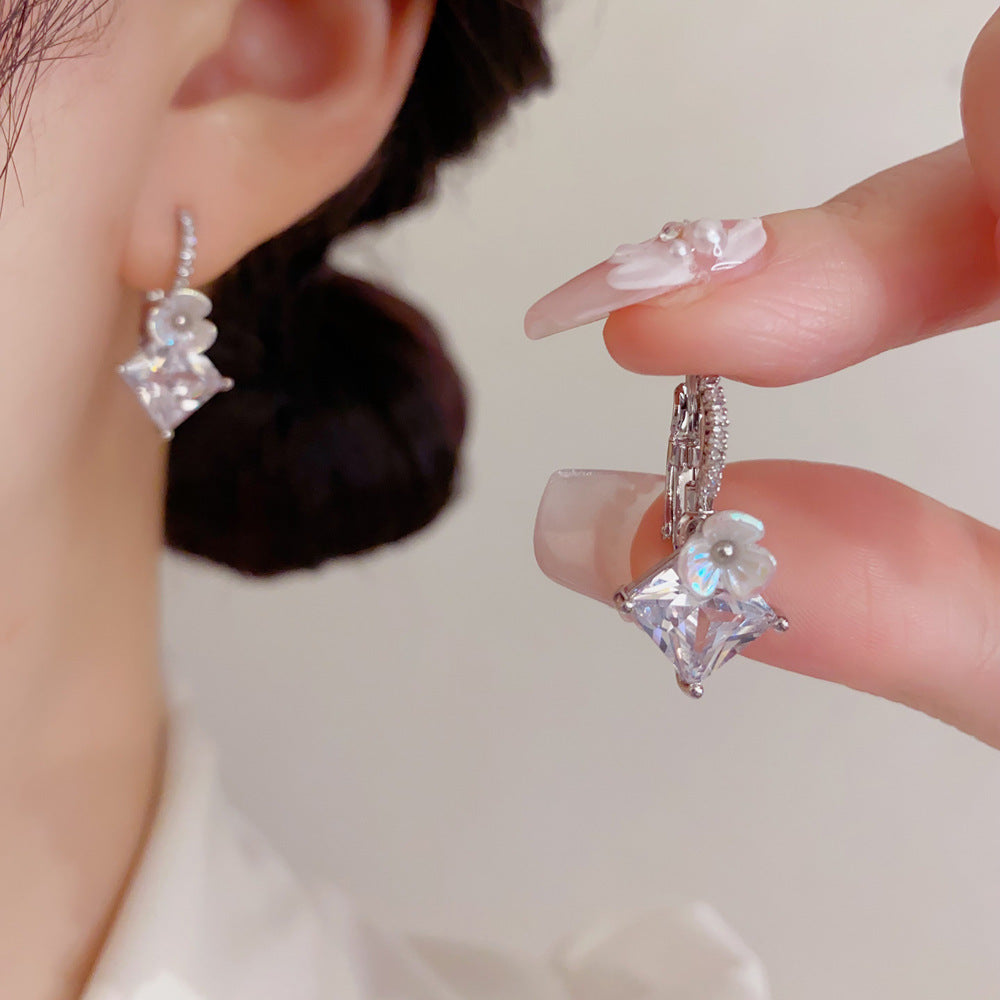 鋯石花朵復古簡約耳扣－商品主圖｜https://igowo.tw/