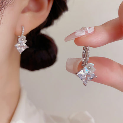 鋯石花朵復古簡約耳扣－商品主圖｜https://igowo.tw/