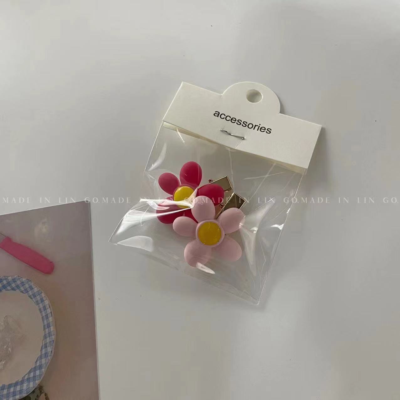 粉色蝴蝶結髮夾－花朵款細節｜https://igowo.tw/