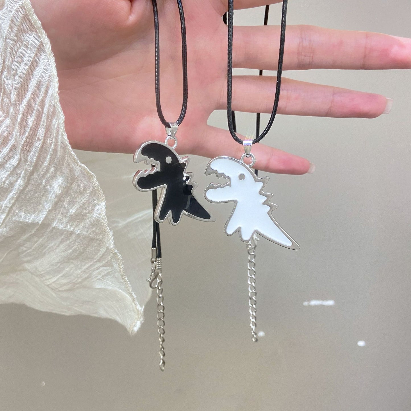 琺瑯皮革卡通復古項鍊－商品主圖｜https://igowo.tw/