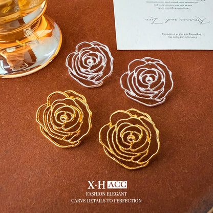 玫瑰鏤空鑲鑽耳釘－商品主圖｜https://igowo.tw/