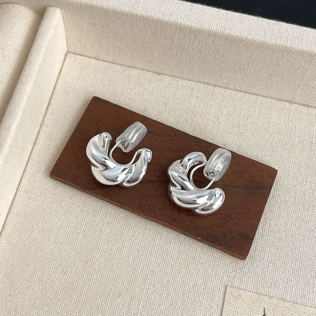 金色電鍍耳夾－珍珠小花款細節｜https://igowo.tw/
