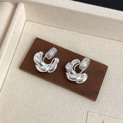 金色電鍍耳夾－珍珠小花款細節｜https://igowo.tw/