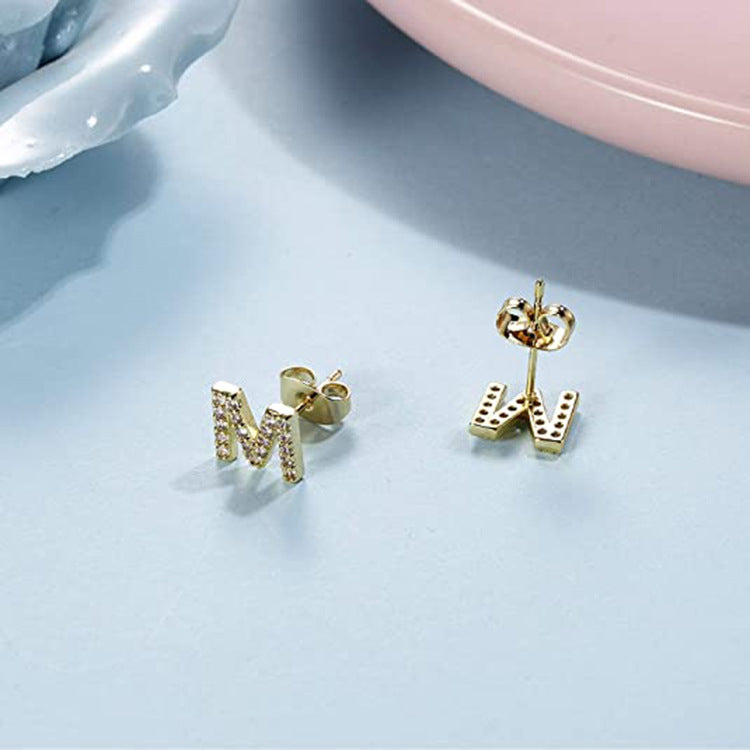金色字母鑲鋯耳釘