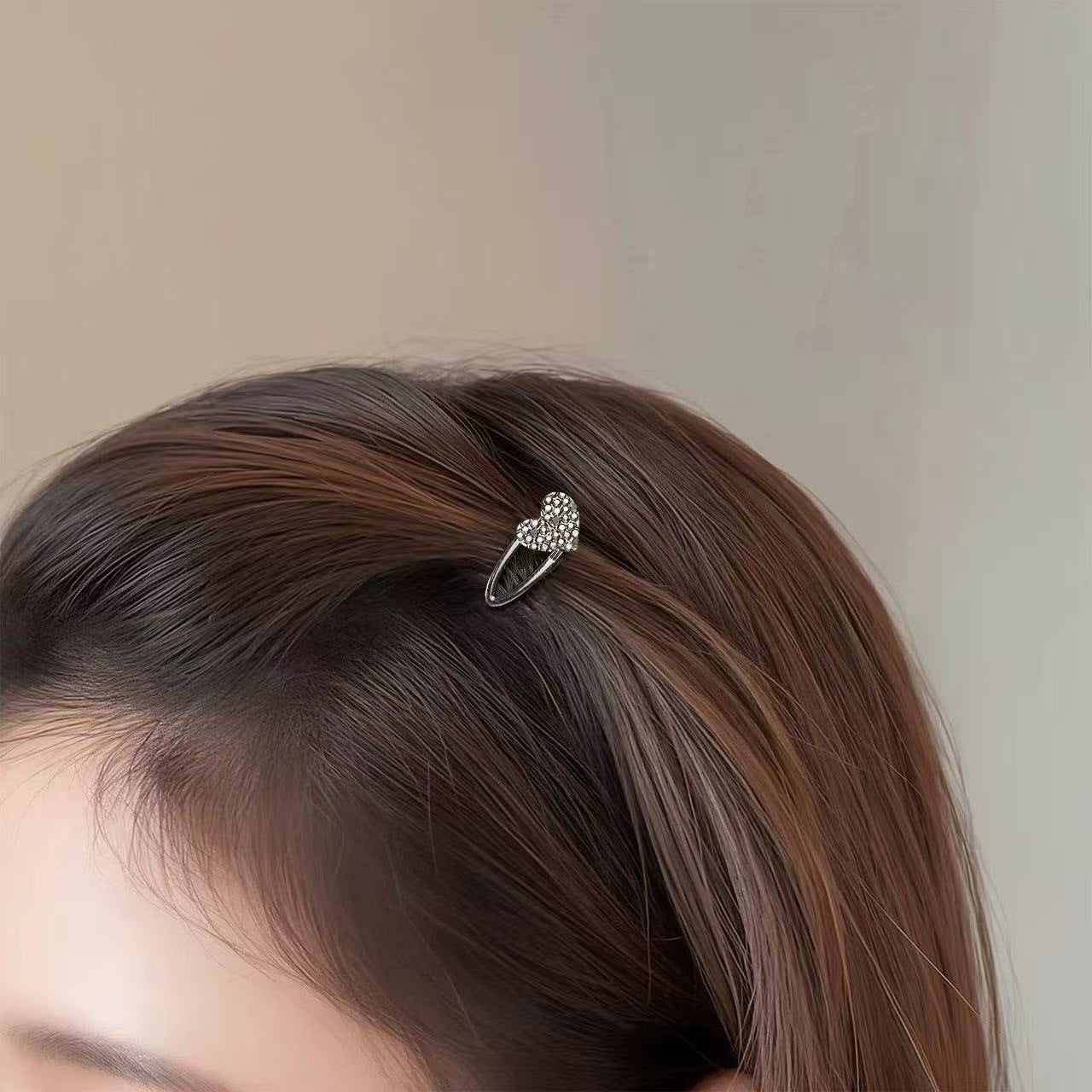 鋯石愛心小巧髮夾－黑色鴨嘴夾款細節｜https://igowo.tw/