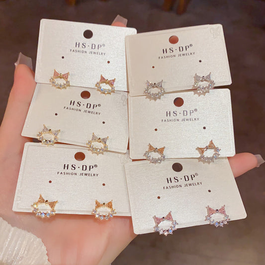 鋯石蝴蝶結小巧耳釘－商品主圖｜https://igowo.tw/
