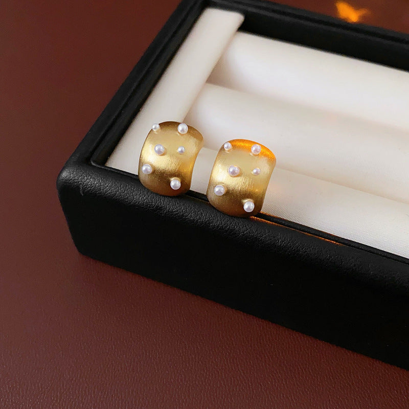 金色珍珠字母電鍍耳環－第二視角實拍｜https://igowo.tw/