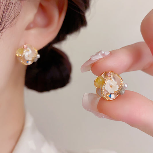 珍珠山茶花小巧耳釘－商品主圖｜https://igowo.tw/
