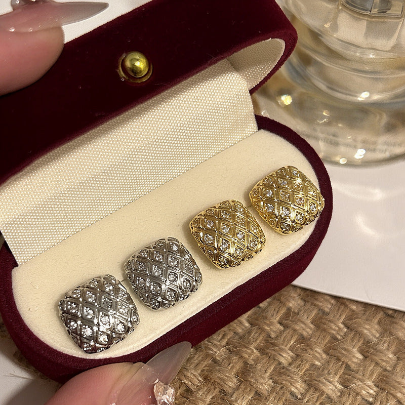 金色鋯石方形精雕耳釘－商品主圖｜https://igowo.tw/