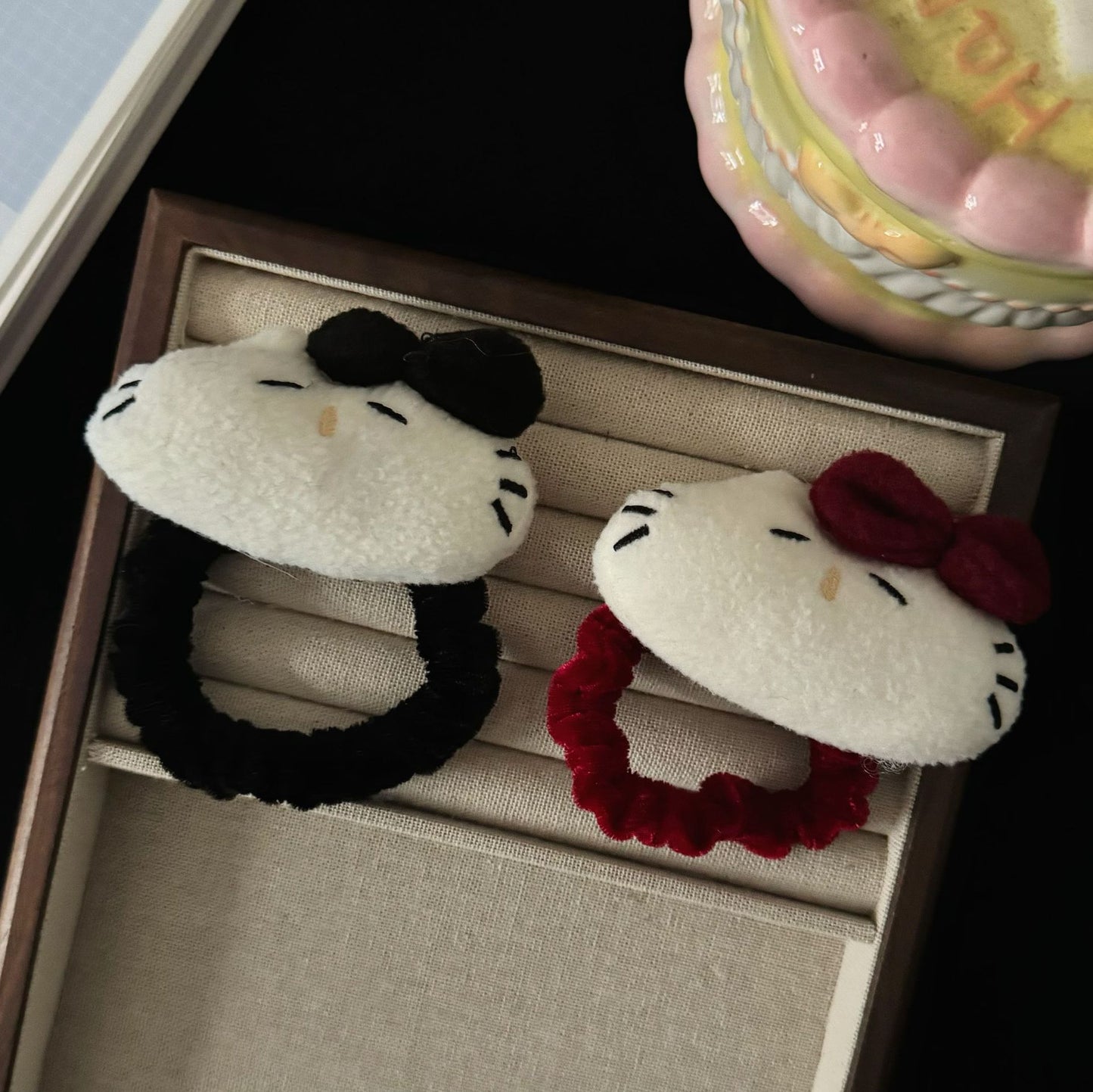 紅色絨面領結貓咪髮圈－商品主圖｜https://igowo.tw/