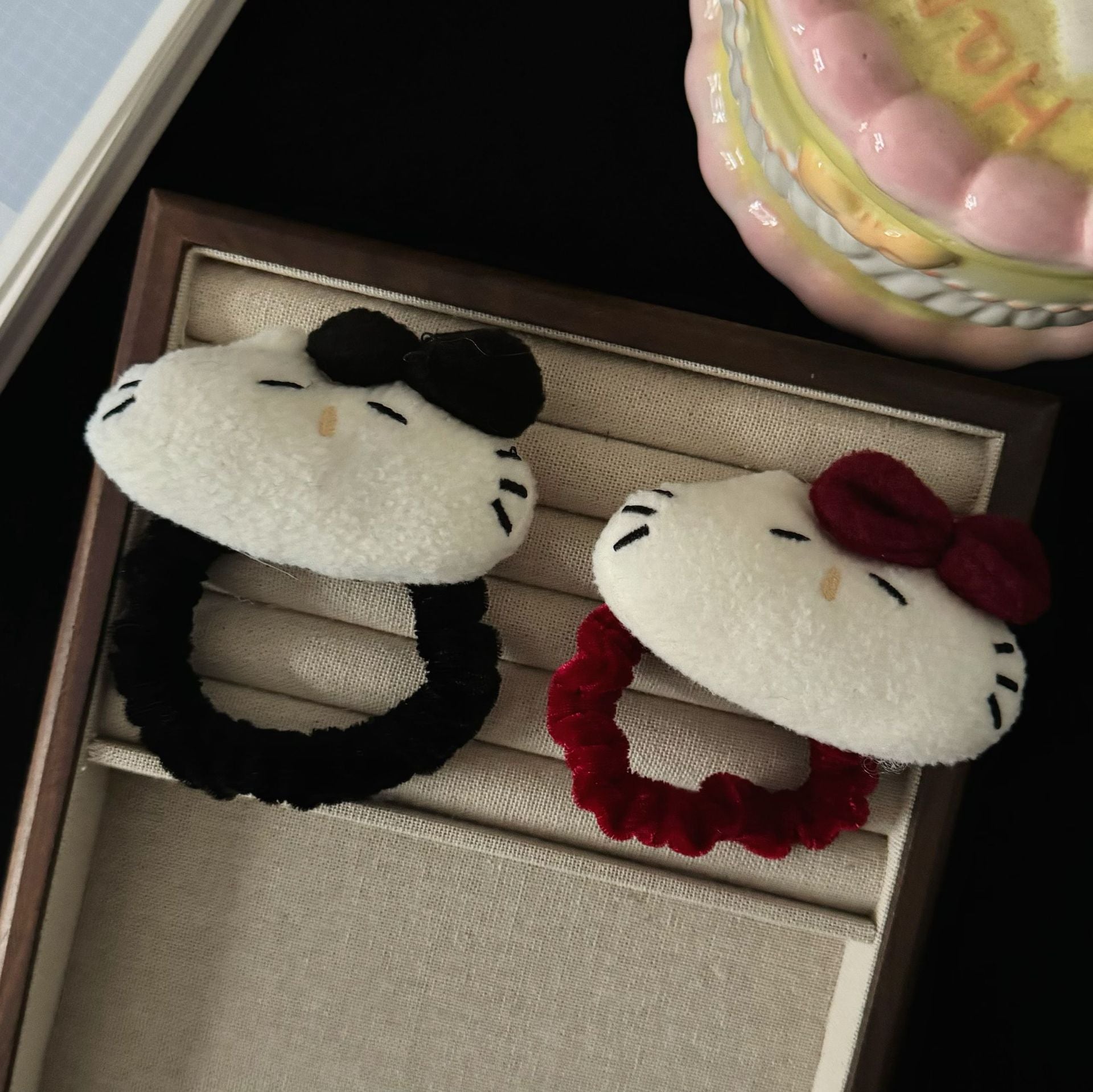 紅色絨面領結貓咪髮圈－商品主圖｜https://igowo.tw/