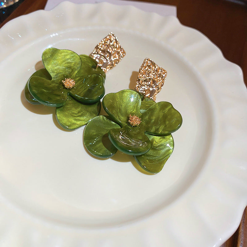 粉色樹脂花朵耳釘－細節特寫32｜https://igowo.tw/