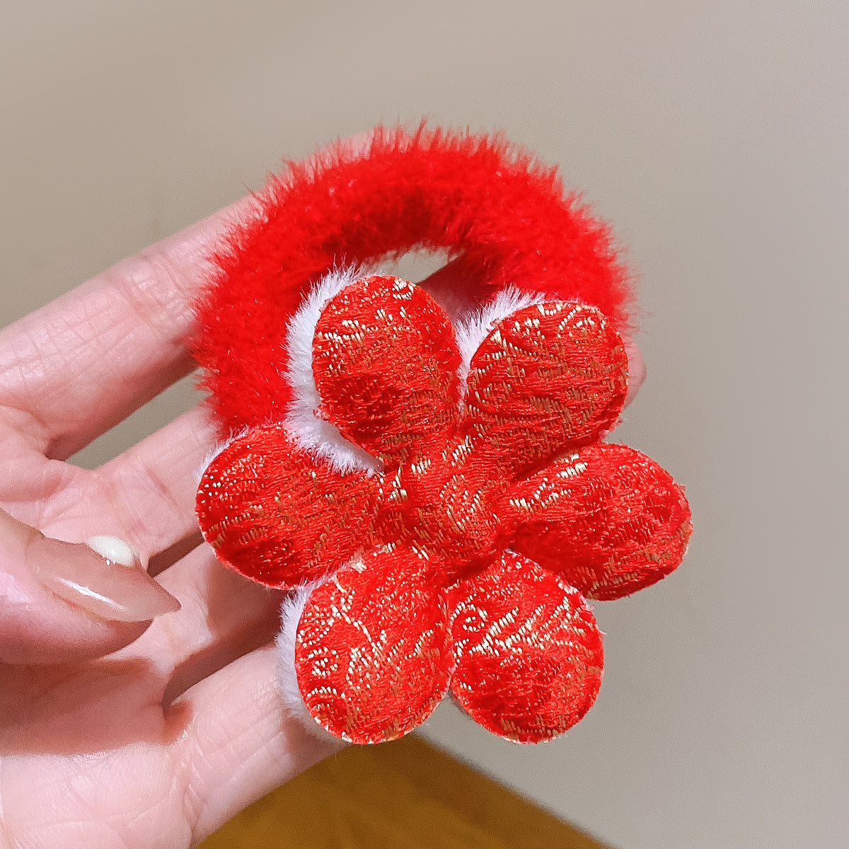 紅色絨面蝴蝶結髮圈－絲絨點鑽款兔子款細節7｜https://igowo.tw/