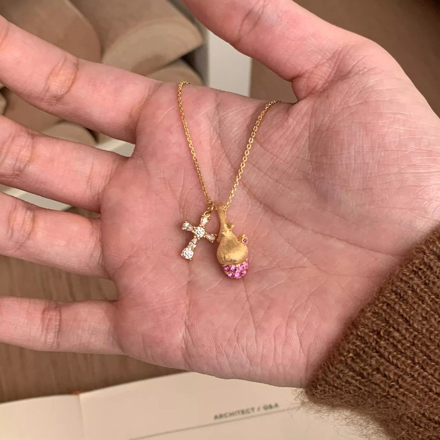 粉色鋯石十字拉絲項鍊－商品主圖｜https://igowo.tw/